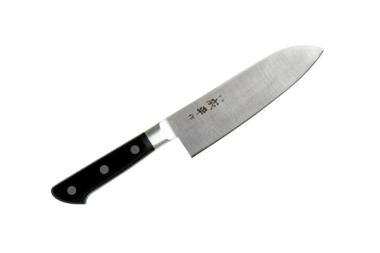 Нож Кухонный Сантоку Fuji Cutlery Narihira 180 мм сталь Mo-V #4000 /TOJIRO Нож Сантоку — универсальный японский нож. Santoku (三徳包丁) в переводе означает три добродетели: мясо, рыба и овощи). Этот нож подходит для работы в домашних условиях, для самых разнообразных манипуляций на кухне. Им можно чистить, нарезать, шинковать любые продукты и при этом получать несравнимое удовольствие. Ведь он создан с учётом эргономики и требований кулинаров к удобству и качеству инструмента.

Эргономичная рукоятка, широкое лезвие из стали, неприхотливость в уходе делают этот тип ножа одним из самых востребованных среди непрофессионалов. Купить японский нож Сантоку стоит всем, кто любит готовить дома. На профессиональной кухне он тоже будет кстати.

Серия Narihira — отличная линейка японских кухонных ножей, которые прекрасно подойдут для любителей готовить дома. Дизайн моделей лаконичный и функциональный, обладающий прекрасной эргономикой. Они не требуют особого ухода, поэтому такой нож станет отличным дополнением вашей кухни и хорошим помощником при готовке.

Клинок изготовлен из высококачественной стали, которая полностью устойчива к коррозии. Сами лезвия изготавливаются строго на японском предприятии Fuji Cutlery Co. Готовые ножи держат конкурентоспособные цены при своём непревзойдённом качестве и современном дизайне. Повара-любители по всему миру по достоинству оценили линейку Narihira и с удовольствием пользуются ими.

Кухонные ножи не особо требовательны к уходу, крайне просты в эксплуатации, прекрасно подходят для профессионалов и любителей. Крайне острая заточка требует особого подхода и аккуратности в использовании.

Серия представлена в демократичной ценовой категории, поэтому подходит для широкого круга покупателей. Рукоять ножей эргономичная, удобная, поэтому с ними можно работать длительное время, не ощущая дискомфорта.

Не рекомендуем мыть в посудомоечной машине.
* Кухонные ножи предназначены только для использования на кухне.

Производитель: FUJI CUTLERY
Серия: Narihira
Тип товара: Нож Сантоку
Артикул: FC-47
Материал лезвия: Сталь Mo-V
Слои лезвия: 1
Материал рукояти: ABS
Длина лезвия, см: 18
Длина ножа. мм: 295
Заточка: #4000
Вес, кг: 0,225
Размер упаковки: 385x80x25
Толщина обуха: 1,60