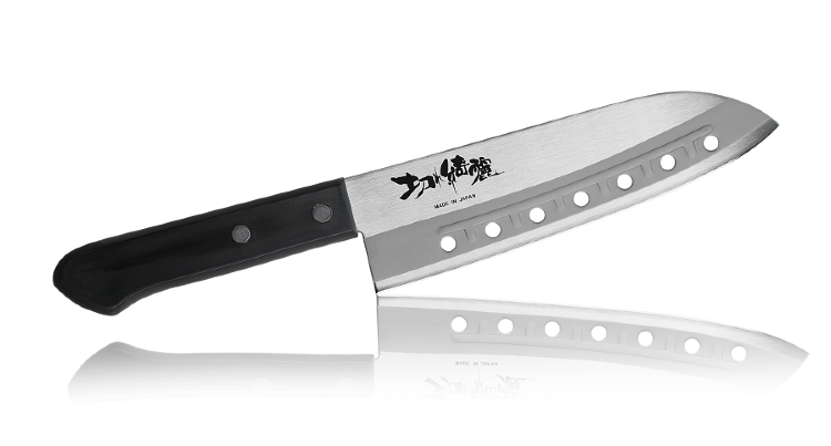 Нож Кухонный Сантоку Fuji Cutlery Rasp 165 мм Sus420J2 #3000/ TOJIRO Нож Сантоку — универсальный японский нож. Santoku (三徳包丁) в переводе означает три добродетели: мясо, рыба и овощи). Этот нож подходит для работы в домашних условиях, для самых разнообразных манипуляций на кухне. Им можно чистить, нарезать, шинковать любые продукты и при этом получать несравнимое удовольствие. Ведь он создан с учётом эргономики и требований кулинаров к удобству и качеству инструмента.

Эргономичная рукоятка, широкое лезвие из стали, неприхотливость в уходе делают этот тип ножа одним из самых востребованных среди непрофессионалов. Купить японский нож Сантоку стоит всем, кто любит готовить дома. На профессиональной кухне он тоже будет кстати.
Японский нож серии Rasp Series представляет собой бюджетную версию кухонных ножей, в основном предназначенных для домашней кухни. Лезвия выполнены из высококачественной нержавеющей стали, которая отличается прочностью и полностью устойчива к коррозии. Рукоять ножей с повышенной эргономикой за счёт особого фрикционного покрытия. Несмотря на бюджетность линейки, конструкция ножей полностью отвечает всем требованиям гигиены и современным стандартам.
Модели лёгкие, в руке лежат удобно, поэтому ими можно работать долго и не ощущать неприятных покалываний и затекания кисти руки. Для увеличения качества нарезки некоторые ножи оснащены отверстиями на лезвии, позволяющие работать с мягкими и вязкими продуктами. Благодаря этому существенно снижается нагрузка на кисть руки, нарезка не налипает на лезвие, а значит, любитель домашней кухни даже при интенсивной работе не будет испытывать дискомфорта.
Линейка неприхотлива в обслуживании, но острота лезвия требует внимательного подхода и определённого опыта в работе с ножом.

Производитель: FUJI CUTLERY
Серия: Rasp Series
Тип товара: Нож Сантоку
Артикул: FA-63
Материал лезвия: Сталь Sus420J2
Слои лезвия: 1
Материал рукояти: Термопластик
Длина лезвия, см: 16.5
Длина ножа. мм: 285
Заточка: #3000
Вес, кг: 0,17
Размер упаковки: 365x75x25
Толщина обуха: 1,60