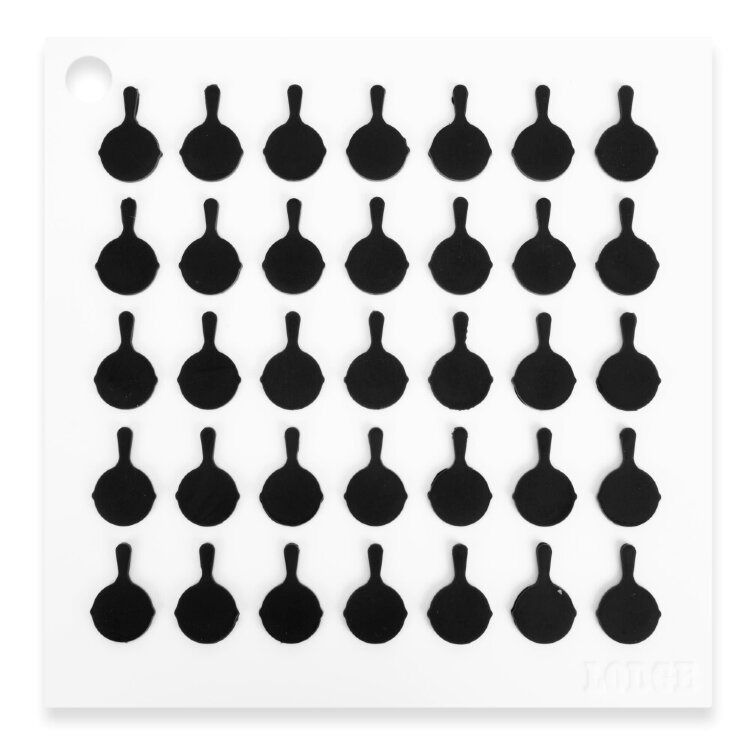 Коврик квадратный 17,78*17,78 см белый, с черным рисунком силиконовый /Lodge Подставка квадратная с логотипом сковороды