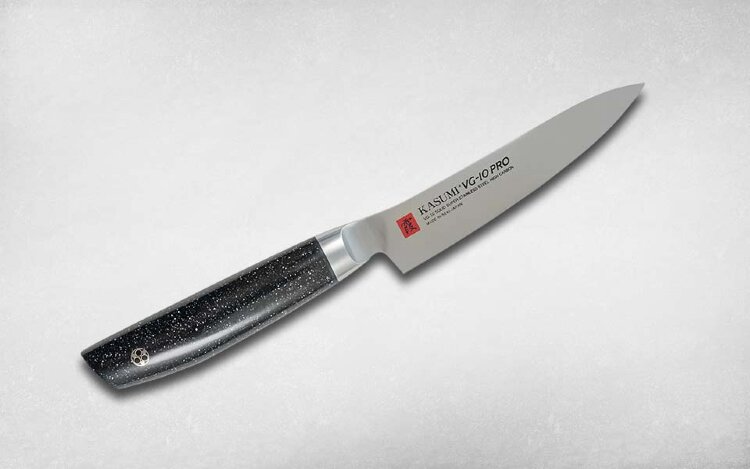 Нож кухонный универсальный 12 см /KASUMI VG-10 PRO Маленький универсальный нож, подходящий как для работы с овощами и фруктами, так и для любых мелких работ. Идеально подходит для владельцев с маленькой рукой. Сам нож относится к новой серии японской компании Kasumi.

Отличительной особенностью новой линейки является рукоять, форма которой позволяет очень долго работать ножом. Сделана она из искусственного мрамора, материала прочного и износостойкого.



Производитель  KASUMI (Касуми), Япония
Сталь  VG-10 
Рукоять  Искусственный мрамор
Артикул  52012
Вид ножа  Универсальный 
Длина клинка, мм  135
Толщина обуха, мм  1.7
Ширина клинка, мм  27
Общая длина, мм  235
Серия  VG-10 PRO
Толщина рукояти, мм  18
Заточка  Двусторонняя 
Вес ножа, г  81
Толщина сведения, мм  0.3
Длина режущей кромки, мм  120
Чехол  Да