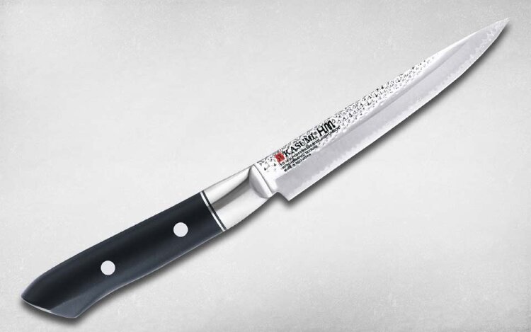 Нож кухонный универсальный 12 см VG-10 /KASUMI HAMMER Универсальный нож из серии Hammer компании Kasumi уникален, прежде всего, своей необычной финишной отделкой: имитирующие удары кузнечного молота, выемки на лезвии создают при резе воздушную подушку. Она полезна тем, что, благодаря ей, кусочки пищи не налипают на клинок. Кроме того это позволяет существенно экономить силы, так как, благодаря уменьшению площади соприкосновения ножа с продуктом, необходимость затрачивать какие-либо усилия практически отпадает.

Сталь VG-10, из которой выполнен клинок, идеально подходит для кухонного ножа, так как кроме высокой коррозионной устойчивости, обладает также прекрасными свойствами сохранять заточку режущей кромки ножа. Ручка, идеально ложащаяся в руку, практически не требует ухода и не изнашивается, так как изготовлена из специального пластика.


Производитель  KASUMI (Касуми), Япония
Сталь  VG-10 
Рукоять  Полимерная
Артикул  72012
Вид ножа  Универсальный 
Длина клинка, мм  120
Длина клинка, см  12
Серия  Hammer 
Заточка  Двусторонняя 
Твердость, HRC  61
