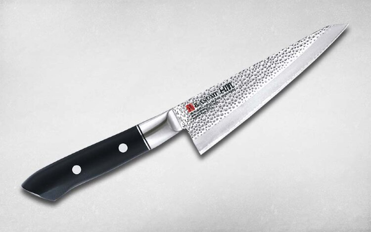 Нож кухонный универсальный обвалочный 14 см VG-10 /KASUMI HAMMER Обвалочный нож Kasumi из серии Hammer является стандартной составляющей в любой серии профессиональных кухонных ножей. Его 14-ти сантиметровое лезвие идеально сбалансировано для работ по обвалке мяса. Уникальная финишная отделка, имитирующая следы кузнечного молота, при резе создает воздушную подушку, значительно облегчающую рез и исключающую прилипание кусочков мяса к лезвию. Это большое преимущество для ножа подобного типа. Рукоять выполнена из специального высокопрочного пластика, исключающего истирание и загрязнение поверхности.


Производитель  KASUMI (Касуми), Япония
Сталь  VG-10 
Рукоять  Полимерная
Артикул  72014
Вид ножа  Универсальный обвалочный (Garasuki) 
Длина клинка, мм  140
Длина клинка, см  14
Серия  Hammer 
Заточка  Двусторонняя 
Твердость, HRC  61