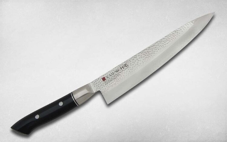 Нож кухонный Шеф 20.5 см VG-10 /KASUMI HAMMER Нож-шеф легендарной японской компании Kasumi обладает рядом уникальных свойств. Его лезвие выполнено из высокоуглеродистой высокопрочной стали VG-10, которая идеально подходит для изготовления кухонных ножей в силу своей коррозионной устойчивости. Рукоятка, выполненная из специального пластика, невероятно эргономична, удобна и проста для ухода.

Но главное преимущество ножей серии Hammer - в уникальной текстуре боковин лезвия, которая выполнена в стилизации под кованые ножи - выемки напоминают нам следы от кузнечного молота после грубой обработки лезвия. Эти выемки несут огромную практическую важность. Дело в том, что при резе подобным ножом, между клинком и продуктом создается будто воздушная подушка, которая препятствует налипанию кусочков еды на лезвие и облегчает усилия, прилагаемые поваром при резе.


Производитель  KASUMI (Касуми), Япония
Сталь  VG-10 
Рукоять  Полимерная
Артикул  78020
Вид ножа  Шеф (Gyuto) 
Длина клинка, мм  205
Толщина обуха, мм  2
Ширина клинка, мм  45
Длина клинка, см  20.5
Серия  Hammer 
Толщина рукояти, мм  17
Заточка  Двусторонняя 
Общая длина, см  34.5
Вес, г  190
Твердость, HRC  61