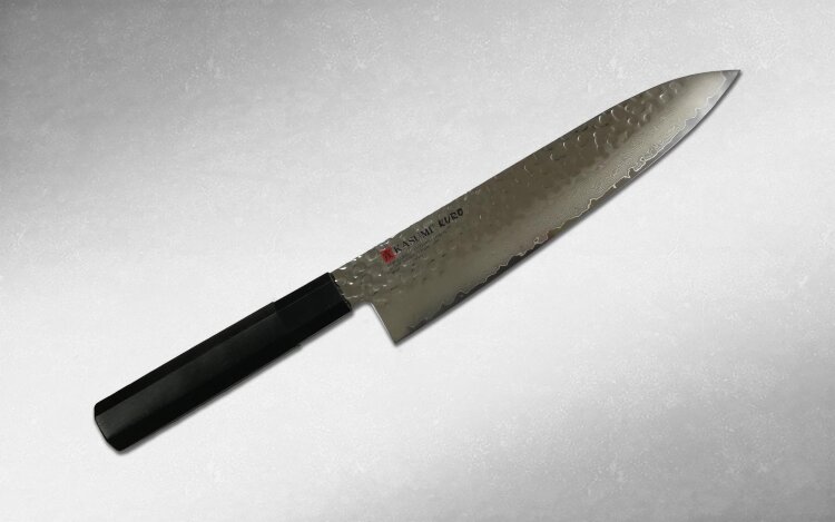 Нож кухонный Шеф 21 см AUS-8 /Kasumi KURO Пожалуй, главный и самый часто используемый нож на любой кухне. Европейский шеф с лезвием средней длины заменяет собой одновременно почти все ножи, за исключением тех, что предназначены для резки замороженных продуктов или рубки мяса.

Поэтому Сантоку из серии KURO идеально подойдет как для профессионала так и для домашней кухни. Клинок ножей этой серии изготавливается из 33 слоев стали. Центральный режущий слой коррозионностойкая молибден-ванадиевая сталь AUS-8 и обкладки из 32-х слоев дамасcкой стали на которых воссоздана текстура ударов молота. Такая поверхность не только эффектно выглядит, но так же при резе создает воздушную подушку, которая предотвращает налипание ломтиков на лезвие и значительно облегчает усилия при нарезке. Рукоять традиционной многогранной формы исполнена из стабилизированной древесины и удобно ложится в руку.


Производитель  KASUMI (Касуми), Япония
Сталь  AUS-8 
Рукоять  Стабилизированная древесина 
Артикул  SM-37021
Вид ножа  Шеф (Gyuto) 
Длина клинка, мм  210
Толщина обуха, мм  2
Общая длина, мм  355
Длина клинка, см  21
Серия  Kuro
Заточка  Двусторонняя 
Общая длина, см  35
Твердость, HRC  58
Количество слоев дамасской стали  32
Материал обкладок  Нержавеющая сталь