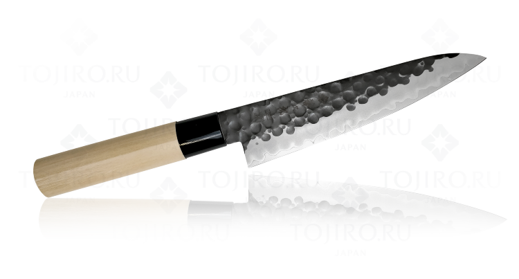 Нож кухонный Шэф 180мм VG-10 3-слоя, 60-61HRC #10000 /TOJIRO Hammered Finish Шеф нож — самый главный инструмент настоящего повара, даже если он работает на своей собственной кухне. А для ресторанного маэстро это и вовсе настоящая ценность. С его помощью создаются шедевры кулинарии. Каждый уважающий себя повар непременно купит шеф нож, подобрав для себя подходящую модель.
Нож шеф повара используется для большинства работ на кухне: нарезки овощей, корнеплодов, полуфабрикатов, разделки мяса, рыбы и птицы. Это универсальный помощник в создании блюд, которые становятся визитной карточкой профессионалов.
Модели серии ориентированы на профессионального пользователя или опытного любителя. Высококачественная заточка требует аккуратности в работе и бережного ухода

Непревзойдённое сочетание удобства, качества, цены и технологии изготовления клинка делает эти ножи уникальными по своим потребительским характеристикам.
Входящая в комплект красивая коробочка в фирменном стиле TOJIRO превращает кухонный нож в отличный подарок.

Производитель: TOJIRO
Серия: Hammered Finish
Тип товара: Нож Шеф
Артикул: F-1114
Материал лезвия: VG10 + 13 Chrome Stainless Steel
Слои лезвия: 3
Материал рукояти: Магнолия
Длина лезвия, см: 18
Твердость лезвия: (HRC) 60-61
Заточка: #10000
Вес, кг: 0,215
Размер упаковки: 375x60x25
Толщина обуха: 2,00