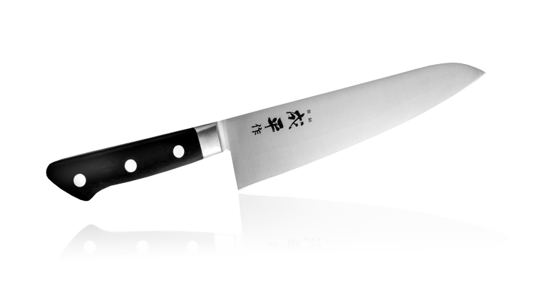 Нож Сантоку Fuji Cutlery Narihira 240 мм сталь Мо-V #8000/TOJIRO Шеф нож — самый главный инструмент настоящего повара, даже если он работает на своей собственной кухне. А для ресторанного маэстро это и вовсе настоящая ценность. С его помощью создаются шедевры кулинарии. Каждый уважающий себя повар непременно купит шеф нож, подобрав для себя подходящую модель.
Нож шеф повара используется для большинства работ на кухне: нарезки овощей, корнеплодов, полуфабрикатов, разделки мяса, рыбы и птицы. Это универсальный помощник в создании блюд, которые становятся визитной карточкой профессионалов.

Серия Narihira — отличная линейка японских кухонных ножей, которые прекрасно подойдут для любителей готовить дома. Дизайн моделей лаконичный и функциональный, обладающий прекрасной эргономикой. Они не требуют особого ухода, поэтому такой нож станет отличным дополнением вашей кухни и хорошим помощником при готовке.

Клинок изготовлен из высококачественной стали, которая полностью устойчива к коррозии. Сами лезвия изготавливаются строго на японском предприятии Fuji Cutlery Co. Готовые ножи держат конкурентоспособные цены при своём непревзойдённом качестве и современном дизайне. Повара-любители по всему миру по достоинству оценили линейку Narihira и с удовольствием пользуются ими.

Кухонные ножи не особо требовательны к уходу, крайне просты в эксплуатации, прекрасно подходят для профессионалов и любителей. Крайне острая заточка требует особого подхода и аккуратности в использовании.

Серия представлена в демократичной ценовой категории, поэтому подходит для широкого круга покупателей. Рукоять ножей эргономичная, удобная, поэтому с ними можно работать длительное время, не ощущая дискомфорта.

Не рекомендуем мыть в посудомоечной машине.
* Кухонные ножи предназначены только для использования на кухне.

Производитель: FUJI CUTLERY
Серия: Narihira
Тип товара: Нож Шеф
Артикул: FC-44
Материал лезвия: Сталь Mo-V
Слои лезвия: 1
Материал рукояти: ABS
Длина лезвия, см: 24
Длина ножа. мм: 370
Заточка: #8000
Вес, кг: 0,315
Размер упаковки: 430x85x25
Толщина обуха: 2,00