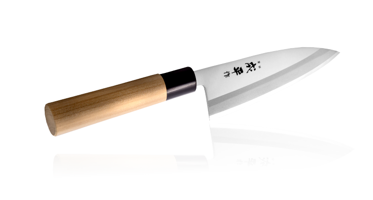 Нож Кухонный Деба Fuji Cutlery Narihira 150 мм сталь МоV #9000 /TOJIRO Нож Деба — совершенный инструмент для разделки рыбы, пришедший к нынешним кулинарам из далёкого прошлого, где им орудовали только японские повара. Сегодня этот инструмент — лучший рыбный нож, не имеющий аналогов.

Удобство этого кухонного ножа в особой конструкции. Клинок ножа широкий, с ассиметричной заточкой под правшу (под левшу ножи заказываются индивидуально). Обушок округлый для удобства нажима другой рукой при работе с крупной рыбой. Инструмент легко и приятно держать при любых манипуляциях, благодаря удобной эргономичной рукояти. Такая конструкция специализированного ножа для рыбы позволяет выполнять всё что нужно только им одним — чистку и разделку, разделение на кусочки разного размера, отделение филе от кости.

Купить японский нож Деба для чистки и разделки рыбы стоит на любую кухню, где часто и с удовольствием готовят дары моря.

Серия Narihira — отличная линейка японских кухонных ножей, которые прекрасно подойдут для любителей готовить дома. Дизайн моделей лаконичный и функциональный, обладающий прекрасной эргономикой. Они не требуют особого ухода, поэтому такой нож станет отличным дополнением вашей кухни и хорошим помощником при готовке.

Клинок изготовлен из высококачественной стали, которая полностью устойчива к коррозии. Сами лезвия изготавливаются строго на японском предприятии Fuji Cutlery Co. Готовые ножи держат конкурентоспособные цены при своём непревзойдённом качестве и современном дизайне. Повара-любители по всему миру по достоинству оценили линейку Narihira и с удовольствием пользуются ими.

Кухонные ножи не особо требовательны к уходу, крайне просты в эксплуатации, прекрасно подходят для профессионалов и любителей. Крайне острая заточка требует особого подхода и аккуратности в использовании.

Серия представлена в демократичной ценовой категории, поэтому подходит для широкого круга покупателей. Рукоять ножей эргономичная, удобная, поэтому с ними можно работать длительное время, не ощущая дискомфорта.

* Кухонные ножи предназначены только для использования на кухне.
Не рекомендуем мыть в посудомоечной машине.

Производитель: FUJI CUTLERY
Серия: Narihira
Тип товара: Нож Деба
Артикул: FC-72
Материал лезвия: Сталь Mo-V
Слои лезвия: 1
Материал рукояти: Eco-wood
Длина лезвия, см: 15
Длина ножа. мм: 280
Заточка: #9000
Вес, кг: 0,19
Размер упаковки: 365x75x25
Толщина обуха: 2,80