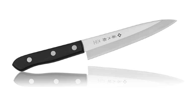 Нож Универсальный кухонный 135 мм VG-10 3-слоя, 60-61HRC #5000 /TOJIRO Western Knife Универсальный нож — завсегдатай любой кухни. Он предназначен для всех подготовительных работ: очистки и нарезания овощей, корнеплодов, шинкования продуктов. Этот нож можно брать на дачу или в поход. Он не займет много места и поможет нарезать любой продукт. Выбранный грамотно, он превращает процесс приготовления блюд в искусство, которым наслаждается даже непрофессиональный повар.
Особенность универсального кухонного ножа — в простоте обращения. Его эргономичная ручка и небольшой длины клинок позволяют легко работать на протяжении долгого времени, успешного справляясь с любыми задачами. Для заготовок такой нож идеален.

Японский кухонный нож Tojiro Western Knife — это великолепный кухонный инструмент, созданный из легендарной стали VG-10, которая прославилась на весь мир своей прочностью и непревзойдёнными режущими качествами. Компания Takefu разработала стандарт качества закалки металла 61 HRC, который стал эталоном в поварских инструментах. Нож полностью защищён от коррозии и укреплён дополнительными металлическими пластинами прочности. Заточка линейки симметричная и тончайшая, что позволяет резать продукты легко и быстро.

Купить набор хороших кухонных ножей Tojiro этой линейки можно не только для специализированного, но и домашнего применения. Ножи Western Knife используют профессиональные повара по всему миру. Рукоять буквально сливается с рукой, а процесс приготовления становится простым и интересным занятием. Приятный бонус для такого инструмента — доступная цена.

Элементы ножа, выполненные не из стали, защищены от всевозможных губительных воздействий, включая моющую химию. Модель не капризная в уходе и легко моется. Благодаря красивой упаковочной коробке, может стать приятным подарком профессиональному повару или опытному любителю кулинарного искусства.

Не рекомендуем мыть в посудомоечной машине
* Кухонные ножи предназначены только для использования на кухне.

Производитель: TOJIRO
Серия: Western Knife
Тип товара: Нож Универсальный
Артикул: F-313
Материал лезвия: VG10 + 13 Chrome Stainless Steel
Слои лезвия: 3
Материал рукояти: Стабилизированная древесина
Длина лезвия, см: 13.5
Длина ножа. мм: 235
Заточка: #5000
Вес, кг: 0,1
Размер упаковки: 330х80х20
Толщина обуха: 1,30