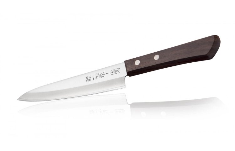 Нож универсальный кухонный Kanetsugu Special Offer 150 мм AUS-8/SUS410 3-слоя #5000 /TOJIRO Универсальный нож — завсегдатай любой кухни. Он предназначен для всех подготовительных работ: очистки и нарезания овощей, корнеплодов, шинкования продуктов. Этот нож можно брать на дачу или в поход. Он не займет много места и поможет нарезать любой продукт. Выбранный грамотно, он превращает процесс приготовления блюд в искусство, которым наслаждается даже непрофессиональный повар.

Особенность универсального кухонного ножа — в простоте обращения. Его эргономичная ручка и небольшой длины клинок позволяют легко работать на протяжении долгого времени, успешного справляясь с любыми задачами. Для заготовок такой нож идеален.

Японский нож Kanetsugu Special Offer — это «специальное предложение» от компании Канетцугу, собственно это и есть перевод названия линейки. Главной отличительной чертой является уникальная возможность купить японские ножи для кухни по разумным ценам, с выдающимися характеристиками, изготовленные в соответствии с традициями Востока и Запада.

Дизайн и форма ножей полностью соответствуют европейским требованиям, однако в технологии производства применяются восточные традиции, на протяжении веков сохранившиеся в процессах изготовления лучших японских ножей.
Центральная часть лезвия выполнена из особой стали AUS8, которая закалена до стандарта 56-57HRC. Для придания окончательной прочности лезвие уплотняется дополнительными обкладками, полностью устойчивыми к коррозии.
Заточка ножа имеет более острую кромку, чем самая лучшая бритвенная система. Японским ножам Kanetsugu Special Offer отдают предпочтение профессиональные повара, которые предъявляют кухонным ножам самые высокие требования.


Характеристики:
Назначение: подходит для всех видов работ на кухне
Вес, г: 120
Материал лезвия	сталь: AUS-8/SUS410
Длина лезвия(мм):	150
Слои лезвия:	3
Твердость(HRC):	57-58
Тип заточки:	двухсторонняя
Материал рукояти:	стабилизированное дерево
Размер упаковки(мм):	305x60x20