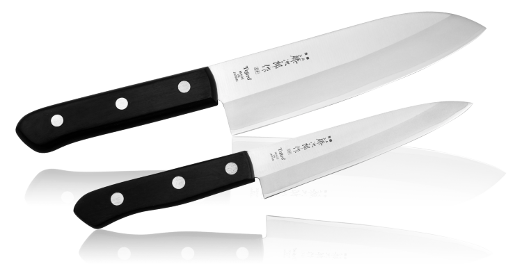 Набор из 2-х Кухонных Ножей TOJIRO Western VG10 #5000 /TOJIRO Набор Кухонных ножей TOJIRO DP включает Кухонный Нож Сантоку 170 мм, Универсальный Нож 135 мм.

Универсальный нож — завсегдатай любой кухни. Он предназначен для всех подготовительных работ: очистки и нарезания овощей, корнеплодов, шинкования продуктов. Этот нож можно брать на дачу или в поход. Он не займет много места и поможет нарезать любой продукт. Выбранный грамотно, он превращает процесс приготовления блюд в искусство, которым наслаждается даже непрофессиональный повар.
Особенность универсального кухонного ножа — в простоте обращения. Его эргономичная ручка и небольшой длины клинок позволяют легко работать на протяжении долгого времени, успешного справляясь с любыми задачами. Для заготовок такой нож идеален.

Нож Сантоку — универсальный японский нож. Santoku (三徳包丁) в переводе означает три добродетели: мясо, рыба и овощи). Этот нож подходит для работы в домашних условиях, для самых разнообразных манипуляций на кухне. Им можно чистить, нарезать, шинковать любые продукты и при этом получать несравнимое удовольствие. Ведь он создан с учётом эргономики и требований кулинаров к удобству и качеству инструмента.
Эргономичная рукоятка, широкое лезвие из стали, неприхотливость в уходе делают этот тип ножа одним из самых востребованных среди непрофессионалов. Купить японский нож Сантоку стоит всем, кто любит готовить дома. На профессиональной кухне он тоже будет кстати.

Клинки выполнены из знаменитой свой прочностью и режущими свойствами стали VG-10 от компании Takefu, закаленной до твердости 61 HRC легко правятся и хорошо держат заточку.

Модели нетребовательны к уходу и просты в обслуживании, рекомендуются для широкого круга как любителей так и профессионалов

Непревзойдённое сочетание удобства, качества, цены и технологии изготовления клинка делает эти ножи уникальными по своим потребительским характеристикам.

Входящая в комплект красивая коробочка в фирменном стиле TOJIRO превращает практичный набор кухонных ножей в отличный подарок.
Не рекомендуем мыть в посудомоечной машине.

* Кухонные ножи предназначены только для использования на кухне

Производитель: TOJIRO
Серия: Western Knife
Тип товара: Набор из 2-х Кухонных Ножей
Артикул: FT-011
Материал: VG10 + 13 Chrome Stainless Steel
Заточка: #5000
Вес, кг: 0,47
Размер упаковки: 390х230х50
Типы Наборов: Наборы ножей