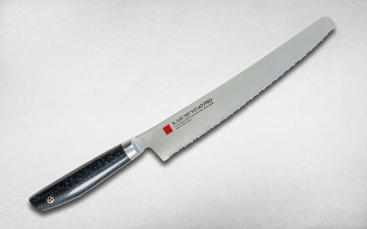 Нож кухонный для хлеба 25 см KASUMI VG-10 PRO Очень важный и по-настоящему необходимый на кухне нож для хлеба из новой серии Kasumi «VG-10 pro». Эту линейку от остальных отличает ещё более усовершенствованная сталь VG-10, и без того являющаяся лучшей для кухонных ножей. Плюс удобной формы рукоять, изготовленная из искусственного мрамора. Данный материал характеризуется высокой прочностью и устойчивостью к влаге и запахам.

Нож для хлеба необходим как хозяйке, так и профессиональному повару. Он не оставляет такого количества крошек, позволяя нарезать хлеб ровными кусочками — даже мягкий багет. Плюс, хрустящая корочка может повредить режущую кромку даже отличного шеф-ножа. Берегите свои ножи — используйте максимальный ассортимент на своей кухне.



Производитель  KASUMI (Касуми), Япония
Сталь  VG-10 
Рукоять  Искусственный мрамор
Артикул  56025
Вид ножа  Для хлеба 
Длина клинка, мм  250
Толщина обуха, мм  1.7
Ширина клинка, мм  39
Общая длина, мм  390
Серия  VG-10 PRO
Толщина рукояти, мм  22.5
Заточка  Двусторонняя 
Вес ножа, г  332
Толщина сведения, мм  0.4
Длина режущей кромки, мм  255