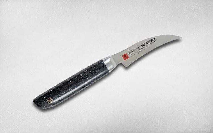 Нож кухонный для чистки овощей 7 см /KASUMI VG-10 PRO Этот небольшой нож предназначен прежде всего для чистки овощей и фруктов. Классическая форма hawkbill обеспечивает максимальный комфорт при чистке картофеля, например. Нож относится к новой линейке фирмы Kasumi «VG-10 pro».

Отличительная особенность всей серии заключается в рукояти из искусственного мрамора. Этот материал очень неприхотливый, не боится влаги и не впитывает запахи. Кроме того, в руках рукоять ведёт себя очень стабильно и не скользит, что особенно удобно, если работать мокрыми руками. На любой кухне эта модель просто необходима.




Производитель  KASUMI (Касуми), Япония
Сталь  VG-10 
Рукоять  Искусственный мрамор
Артикул  52007
Вид ножа  Для чистки овощей и фруктов
Длина клинка, мм  80
Толщина обуха, мм  1.4
Ширина клинка, мм  18
Общая длина, мм  175
Толщина рукояти, мм  15
Заточка  Двусторонняя 
Вес ножа, г  53
Толщина сведения, мм  0.3
Длина режущей кромки, мм  75