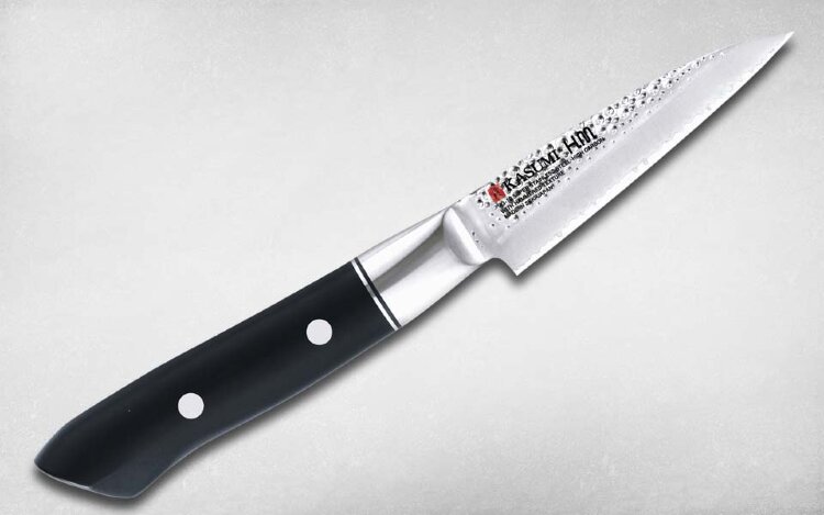 Нож кухонный для чистки овощей 9 см VG-10 /KASUMI HAMMER Нож серии Hammer для очистки овощей выполнен из отличной ножевой стали VG-10, которая не только является высокоуглеродистой и прекрасно держит заточку, но и обладает прекрасными корозионноустойчивыми свойствами, что делает ее особенно удобной для применения в поварских ножах, которые постоянно используются в сложных условиях.

"Вмятины" на лезвии являются частью финишной отделки "tsuchime". Она придает клинку уникальные свойства, не давая ломтикам продуктов прилипать к лезвию, а так же, за счет воздушной подушки, уменьшая усилия, прилагаемые при резе.

Рукоятка ножа выполнена из полиоксиметилена, который обладает повышенной стойкостью к истиранию, ударным нагрузкам, а так же к воздействию органических растворителей и масел.


Производитель  KASUMI (Касуми), Япония
Сталь  VG-10 
Рукоять  Полимерная
Артикул  72009
Вид ножа  Для чистки овощей и фруктов
Длина клинка, мм  90
Длина клинка, см  9
Серия  Hammer 
Заточка  Двусторонняя 
Вес ножа, г  79
Твердость, HRC  61