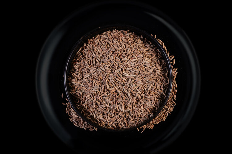 Зира (кумин) семя 250мл (105гр)  /СПЕЦИФИКА В кулинарии используют в основном семена растения. Они имеют сильный горьковатый, чуть ореховый запах, который усиливается при растирании или обжаривании. Зира широко используется в кулинарии, в особенности в восточной. При этом используются как целые или растолчённые семена зиры, так и порошок из них. Целые семена используются при приготовлении плова, являясь при этом ответственным за аромат компонентом. Молотую широко используют тюркские народы при приготовлении блюд из мяса. Семена зиры входят в широко распространённую в Индии пряную смесь «гарам масала», имеющую множество различных вариаций. Кумин широко используется в мексиканской кухне. Целые семена зиры являются обязательной составляющей восточного плова, а молотые добавляют в знаменитый соус «Чили». В Таджикистане и Узбекистане ею приправляют плов, супы, горячие блюда, холодные закуски, мучные изделия. В Индии зиру добавляют в овощные блюда, она входит в состав карри. Кумин (зира) является обязательным компонентом хумуса. Кумин является одним из главных компонентов при засолке огурцов, капусты и томатов. С ним  хорошо отваривать картофель в мундире. Смесь молотого кумина, кориандра и фенхеля можно добавлять в варенье, протертые ягоды или размолотые фрукты.