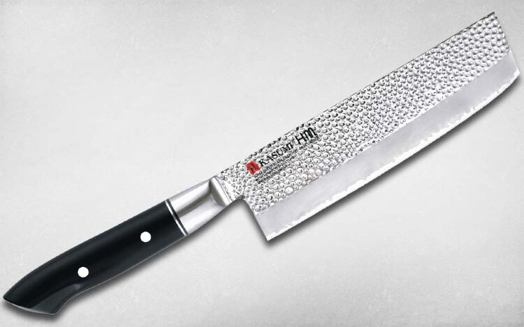 Нож кухонный Накири 17 см VG-10 /KASUMI HAMMER Традиционный японский нож "накири" - это специальный топорик для овощей, который идеально подходит для того, чтобы мелко шинковать, резать и крошить. При работе таким инструментом часто встречается проблема налипания кусочков уже отрезанной пищи на лезвие ножа. Это затрудняет работу и отнимает у профессионального повара драгоценные секунды, которые клиент должен провести в ожидании своего заказа. Именно поэтому компания Kasumi разработала новую серию ножей - Hammer.

Финишная отделка лезвия, имитирующая следы кузнечного молота, создает специальную воздушную подушку при резе, что исключает любое налипание продуктов на нож, и тем самым сокращая время приготовления блюда.

Сталь VG-10, используемая как материал для лезвия, обладает высокой коррозионной стойкостью, и, кроме того, великолепно держит заточку, что очень важно для профессионального кухонного инструмента. Ручка выполнена из пластика, что сокращает усилия по уходу за ножом до минимума.



Производитель  KASUMI (Касуми), Япония
Сталь  VG-10 
Рукоять  Полимерная
Артикул  74017
Вид ножа  Накири (для овощей) 
Длина клинка, мм  170
Толщина обуха, мм  2
Ширина клинка, мм  49
Общая длина, мм  315
Длина клинка, см  17
Серия  Hammer 
Заточка  Двусторонняя 
Твердость, HRC  61
Толщина сведения, мм  0.3
Длина режущей кромки, мм  170