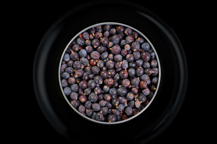 Можжевельник плоды сушеные 140мл, стекло /СПЕЦИФИКА Можжевельник относится к реликтовым целебным растениям. Как пряность можжевельник можно использовать в свежем и сухом виде, молотым или целым. Чтобы аромат можжевельника был сильнее, сушеные ягоды перемалывают непосредственно перед употреблением. Добавлять рекомендуют при приготовлении блюд из дичи, вносят к мясу и птице. Также можжевельник входит в состав многих смесей специй. Эти ягоды являются главным ингредиентом в приготовлении можжевеловой водки и джина.
Из ягод приготавливают различные маринады и соусы, которые идут на приготовление рыбных и мясных блюд. Хорошо сочетается с перцем, гвоздикой, лавровым листьями. Чтобы придать мясу вкус дичи, добавляют  к блюдам из свинины, телятины, баранины. Также их добавляют при изготовлении охотничьих колбасок. Сухие ягоды добавляют при солении капусты и огурцов, к блюдам из фасоли, при производстве крепких алкогольных напитков (например, джина), пива, кваса.