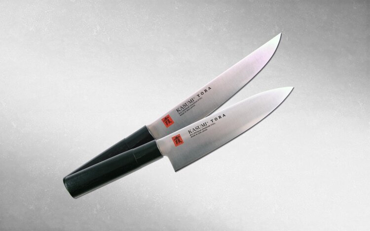 Набор кухонных ножей для европейской кухни AUS-6A /KASUMI SET TORA Набор ножей европейской кухни — шеф и разделочный нож.

Главной особенностью серии TORA является удобная рукоять традиционной формы из стабилизированной древесины— износостойкого и долговечного материала, который не боится воды и приятен для рук. Клинок ножей этой новой бюджетной серии изготавливается из молибден-ванадиевой стали- коррозиостойкого материала, практически идеального для любой кухни.

В набор входят:

Нож кухонный Шеф 18 см KASUMI TORA 36842
Нож кухонный Слайсер 20 см KASUMI TORA 36843