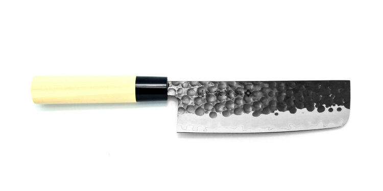 Нож кухонный овощной Накири 165 мм VG-10 3-слоя, 60-61HRC #10000 /TOJIRO Hammered Finish Традиционный нож для овощей Накири предназначен для шинковки всех видов корнеплодов и фруктов, из которых вы создаёте свои кулинарные шедевры. Конструкция ножа — простая, с прямым клинком и эргономичной ручкой: идеальное сочетание для удобной работы на кухне.

Хорошо сбалансированы размер и вес — удобно держать и работать с плодами и овощами разных размеров. Традиционным ножом для овощей легко нарезать нужные кусочки, контролируя их толщину. Для любителей быстрой шинковки он подходит идеально.
Купить ножи для нарезки овощей и фруктов — хорошее решение для профессиональной кухни и приготовления домашних блюд.
Элементы ножа, выполненные не из стали, защищены от всевозможных губительных воздействий, включая моющую химию. Модель не капризная в уходе и легко моется. Благодаря красивой упаковочной коробке, может стать приятным подарком профессиональному повару или опытному любителю кулинарного искусства.


Характеристики:
Назначение: Для шинковки овощей
Вес, г: 245
Материал лезвия:	VG10 + 13 Chrome Stainless Steel
Длина лезвия(мм):	165
Слои лезвия	: 3
Твердость(HRC):	60-61
Заточка:	#10000
Материал рукояти:	Магнолия
Размер упаковки(мм):	375x60x25