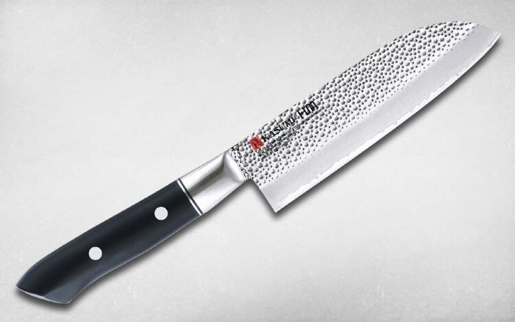 Нож кухонный Сантоку 13 см VG-10 /KASUMI HAMMER Нож сантоку - это дань традициям европейской кухни - универсальный нож, который был создан как модификация стандартного поварского французского ножа. Нож сантоку удобен для мелкой нарезки ломтиками, рубки кубиками и крошения, как овощей, так и мяса.

Уникальная особенность серии Hammer - имитация следов от кузнечного молота в качестве финишной отделки - делает нож сантоку идеальным для применения на любой кухне. Дело в том, что при использовании ножа подобной конструкции между клинком и нарезаемым продуктом создается микроскопическая воздушная подушка, которая, прежде всего, исключает налипание ломтиков продуктов на лезвие, и, кроме того, значительно уменьшает требуемые для резки усилия, т.к. площадь поверхности соприкосновения продукта с ножом резко сокращается.

Эргономичная рукоятка из коррозионноустойчивого полиоксиметилена практически не нуждается в уходе и не изнашивается.



Производитель  KASUMI (Касуми), Япония
Сталь  VG-10 
Рукоять  Полимерная
Артикул  74013
Вид ножа  Сантоку (Японский шеф) 
Длина клинка, мм  130
Толщина обуха, мм  1.5
Длина клинка, см  13
Серия  Hammer 
Заточка  Двусторонняя 
Твердость, HRC  61
