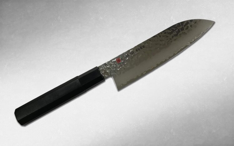 Нож кухонный Сантоку 16,5 см AUS-8 /Kasumi KURO Японский шеф-нож "Сантоку" традиционно относится к "большой поварской тройке", и является неотъемлемым и незаменимым предметом на любой кухне. Этот многофункциональный нож может использоваться в различных сферах приготовления пищи, и в целом при необходимости может заменить практически любой инструмент. И именно для такого универсального инструмента, прежде всего, важно удобство в использовании.

Поэтому Сантоку из серии KURO идеально подойдет как для профессионала так и для домашней кухни. Клинок ножей этой серии изготавливается из 33 слоев стали. Центральный режущий слой коррозионностойкая молибден-ванадиевая сталь AUS-8 и обкладки из 32-х слоев дамасcкой стали на которых воссоздана текстура ударов молота. Такая поверхность не только эффектно выглядит, но так же при резе создает воздушную подушку, которая предотвращает налипание ломтиков на лезвие и значительно облегчает усилия при нарезке. Рукоять традиционной многогранной формы исполнена из стабилизированной древесины и удобно ложится в руку.


Производитель  KASUMI (Касуми), Япония
Сталь  AUS-8 
Рукоять  Стабилизированная древесина 
Артикул  SM-35017
Вид ножа  Сантоку (Японский шеф) 
Длина клинка, мм  165
Толщина обуха, мм  2
Общая длина, мм  305
Длина клинка, см  16
Серия  Kuro
Заточка  Двусторонняя 
Общая длина, см  30
Твердость, HRC  58
Количество слоев дамасской стали  32
Материал обкладок  Нержавеющая сталь
