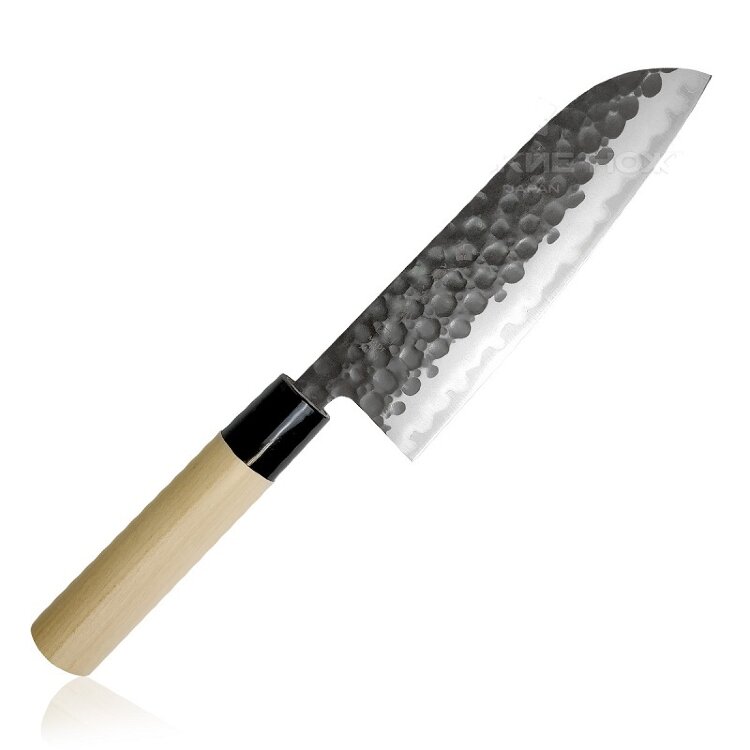 Нож кухонный Сантоку 170 мм VG-10 3-слоя, 60-61HRC #10000 /TOJIRO Hammered Finish Нож Сантоку — универсальный японский нож. Santoku  в переводе означает три добродетели: мясо, рыба и овощи. Этот нож подходит для работы в домашних условиях, для самых разнообразных манипуляций на кухне. Им можно чистить, нарезать, шинковать любые продукты и при этом получать несравнимое удовольствие. Ведь он создан с учётом эргономики и требований кулинаров к удобству и качеству инструмента.

Эргономичная рукоятка, широкое лезвие из стали, неприхотливость в уходе делают этот тип ножа одним из самых востребованных среди непрофессионалов. Купить японский нож Сантоку стоит всем, кто любит готовить дома. На профессиональной кухне он тоже будет кстати.
Элементы ножа, выполненные не из стали, защищены от всевозможных губительных воздействий, включая моющую химию. Модель не капризная в уходе и легко моется. Благодаря красивой упаковочной коробке, может стать приятным подарком 

Характеристики:
Назначение: японский шеф нож, подходит для всех видов работ на кухне
Длина ножа(мм): 315
Вес, г: 215
Материал лезвия:  VG10 + 13 Chrome Stainless Steel
Длина лезвия(мм): 170
Слои лезвия	: 3
Твердость(HRC)	: 60-61
Тип заточки: двухсторонняя
Заточка: 	#10000
Материал рукояти: магнолия
Размер упаковки(мм):	330x60x25