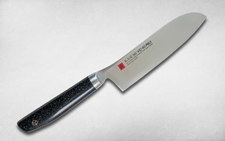 Нож кухонный Сантоку 18 см /KASUMI VG-10 PRO Полюбившейся большинству профессионалов и любитель японский шеф Сантоку также представлен и в новой серии ножей Kasumi «VG-10 pro». Главная особенность этой серии в рукояти интересной формы из искусственного мрамора. Такую рукоять очень удобно держать в руке, а также она не будет скользить во время работы.

Клинок данной модели выполнен из, пожалуй, лучшей стали для кухонных ножей и имеет чуть большую длину, нежели обычный Сантоку. Это делает работу ножом ещё удобнее, особенно для тех, кто привык к европейским шефам средней длины. Этим ножом можно делать на любой кухне практически всё, кроме рубки костей и резки замороженных продуктов.


Производитель  KASUMI (Касуми), Япония
Сталь  VG-10 
Рукоять  Искусственный мрамор
Артикул  54018
Вид ножа  Сантоку (Японский шеф) 
Длина клинка, мм  180
Толщина обуха, мм  1.9
Ширина клинка, мм  40
Общая длина, мм  320
Серия  VG-10 PRO
Толщина рукояти, мм  22.5
Заточка  Двусторонняя 
Вес ножа, г  194
Толщина сведения, мм  0.3
Длина режущей кромки, мм  195